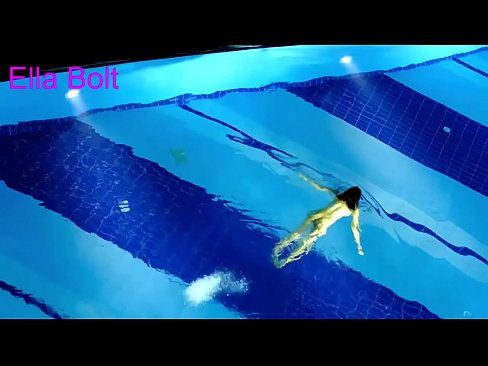 ❤️ म हेर्न रोक्न सक्दिन, जवान गोरा ELLA BOLT रिसोर्ट पूलमा नग्न पौडी खेल्दै समातियो ☑  सेक्स  ❌❤